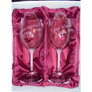 Svatební pískované sklenice na víno  - Když si báječnou ženskou, vezme báječnej chlap (srdce)