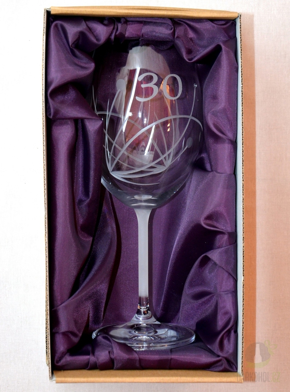 Pískované sklo - Pískovaná sklenice na víno - 30 let s kamínky