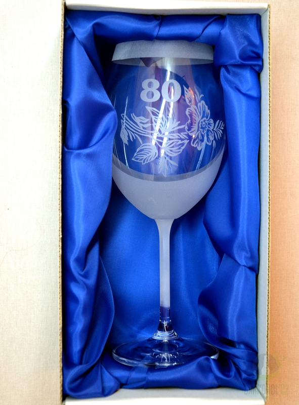 Pískované sklo - Pískovaná sklenice na víno - 80 let s květinou