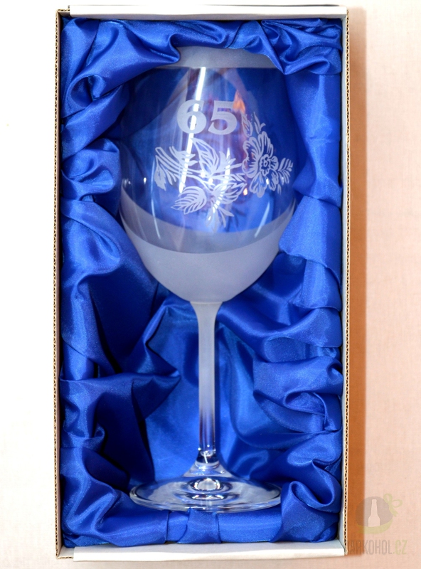 Pískované sklo - Pískovaná sklenice na víno - 65 let s květinou
