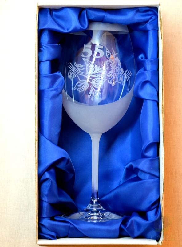 Pískované sklo - Pískovaná sklenice na víno - 55 let s květinou