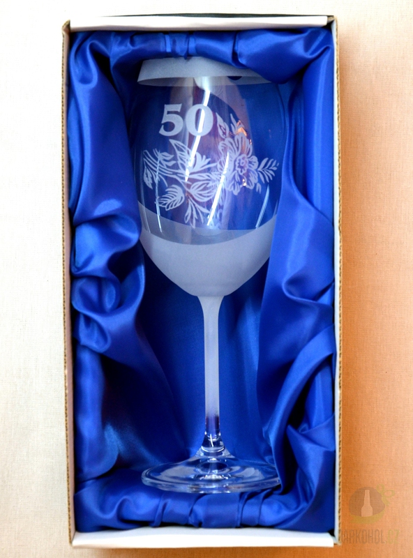 Pískované sklo - Pískovaná sklenice na víno - 50 let s květinou