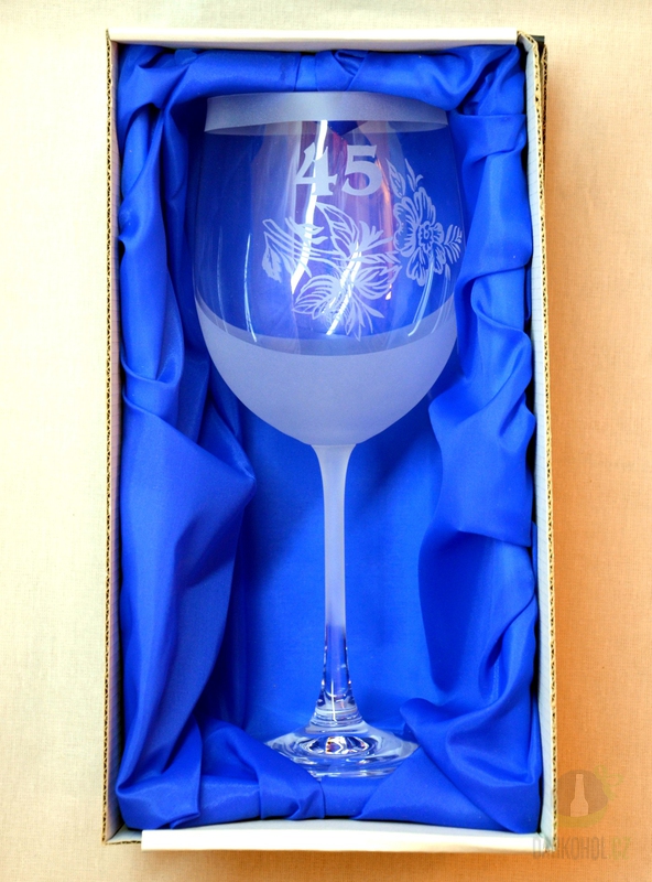 Pískované sklo - Pískovaná sklenice na víno - 45 let s květinou