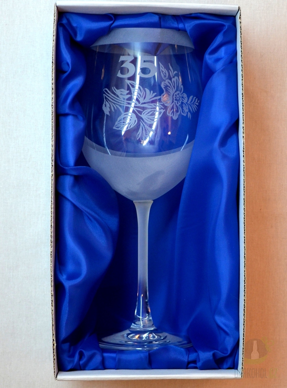 Pískované sklo - Pískovaná sklenice na víno - 35 let s květinou
