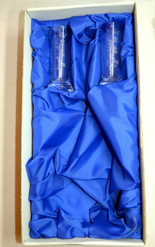 Pískované sklo - Souprava dvou panáků v krabici s místem na lahev-Poslední kus!