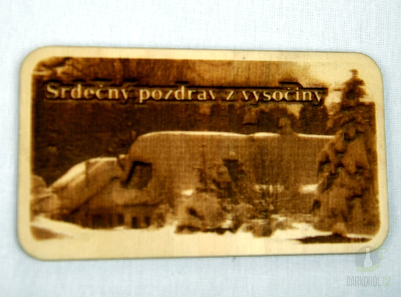 Suvenýry Žďár nad Sázavou - Dřevěná gravírovaná magnetka - Pozdrav z Vysočiny chaloupka