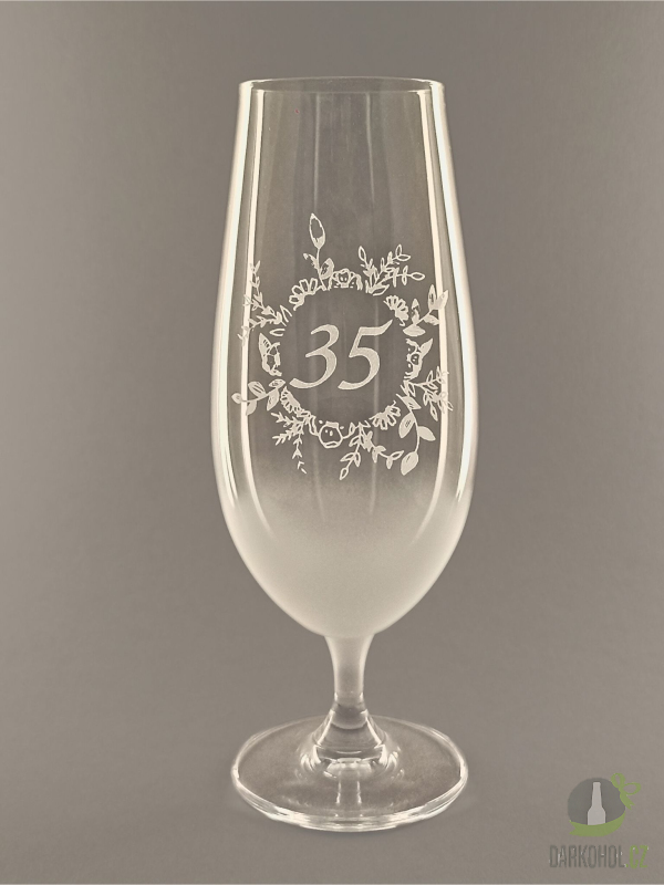 Pískované sklo - Pískovaná sklenice na pivo - 35 let s květinou