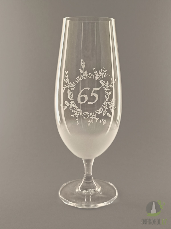 Pískované sklo - Pískovaná sklenice na pivo - 65 let s květinou