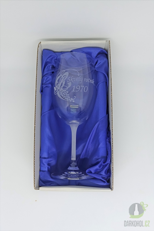 Pískované sklo - Pískovaná sklenice na víno - Skvělý ročník 1970