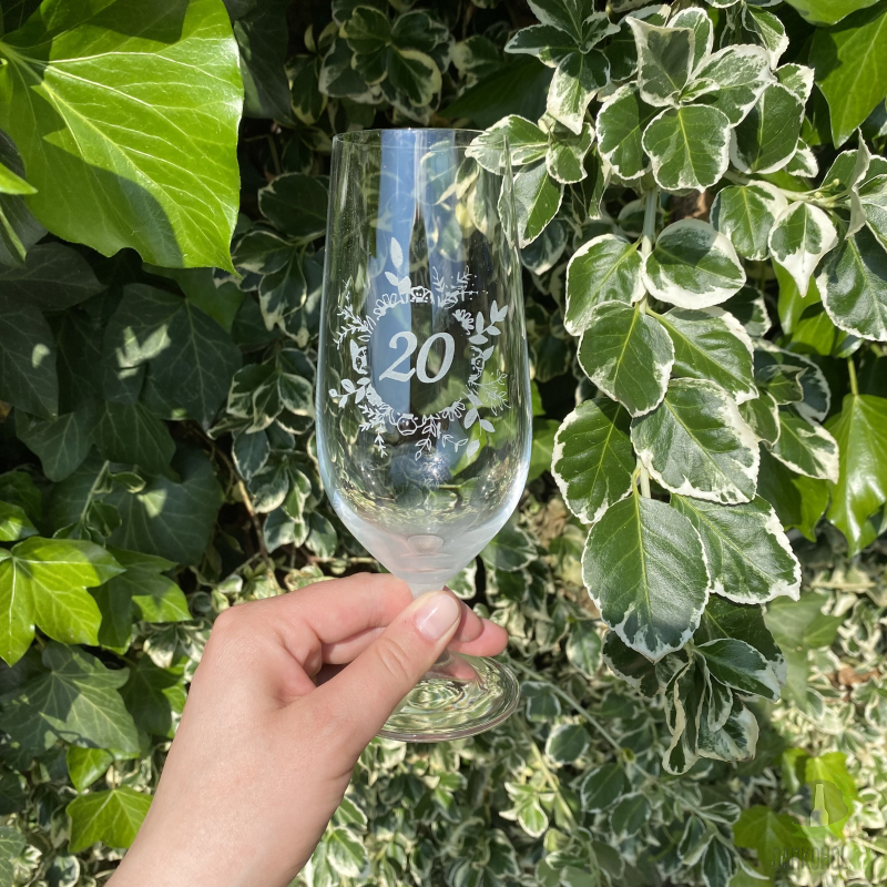 Pískované sklo - Pískovaná sklenice na pivo - 20 let s květinou