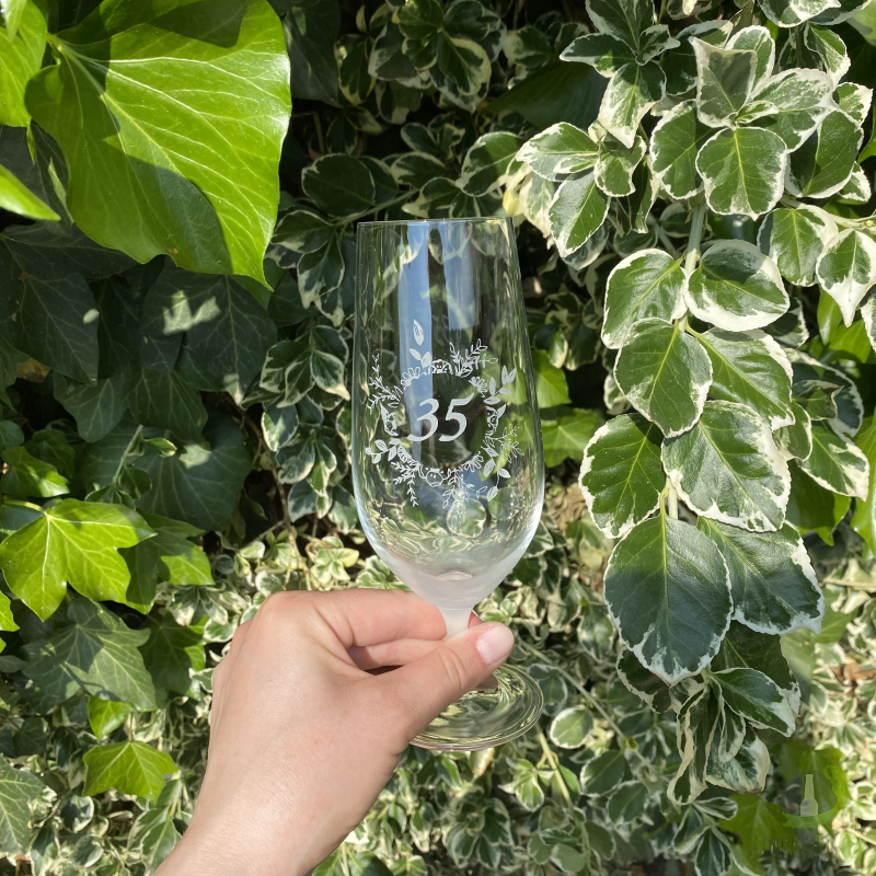Pískované sklo - Pískovaná sklenice na pivo - 35 let s květinou