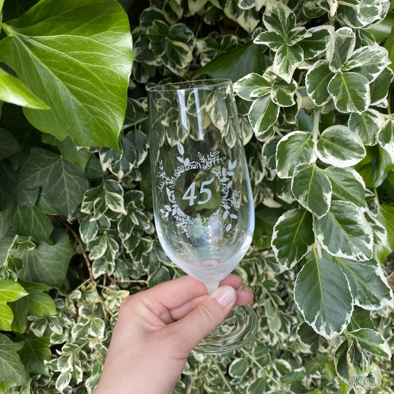 Pískované sklo - Pískovaná sklenice na pivo - 45 let s květinou