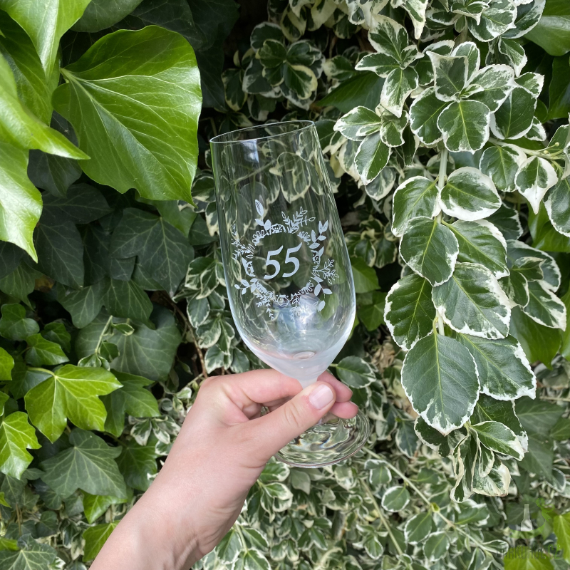 Pískované sklo - Pískovaná sklenice na pivo - 55 let s květinou