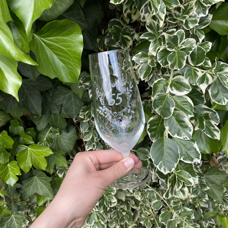 Pískované sklo - Pískovaná sklenice na pivo - 65 let s květinou