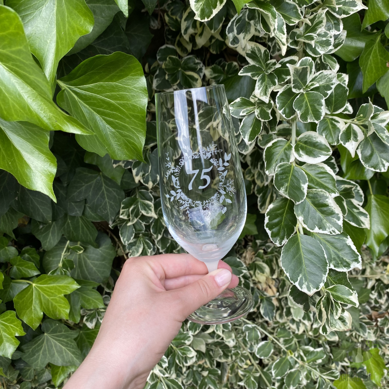 Pískované sklo - Pískovaná sklenice na pivo - 75 let s květinou