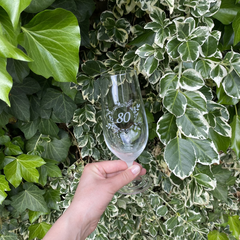 Pískované sklo - Pískovaná sklenice na pivo - 80 let s květinou