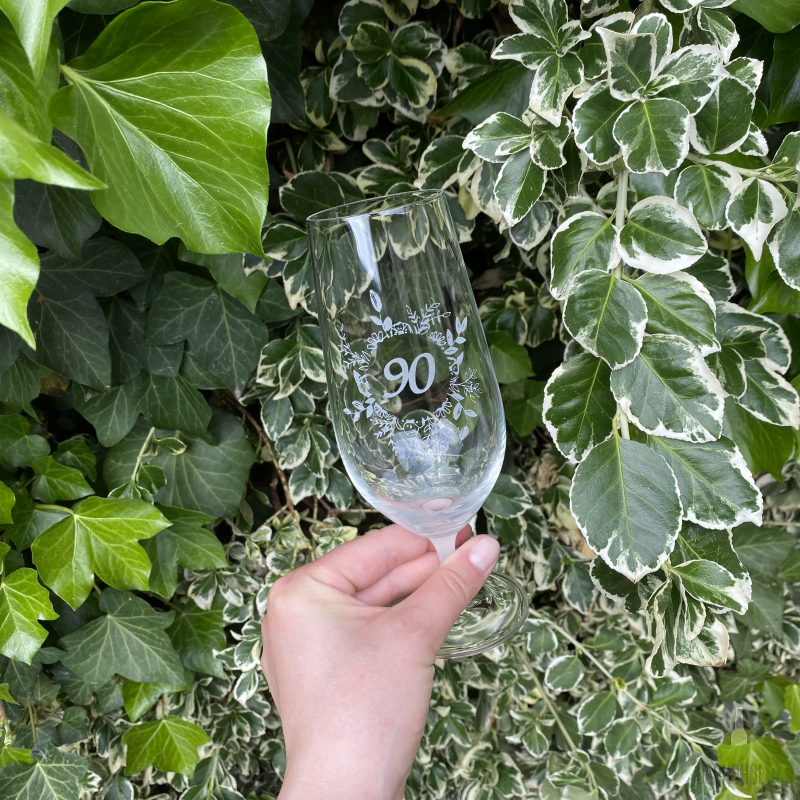 Pískované sklo - Pískovaná sklenice na pivo - 90 let s květinou