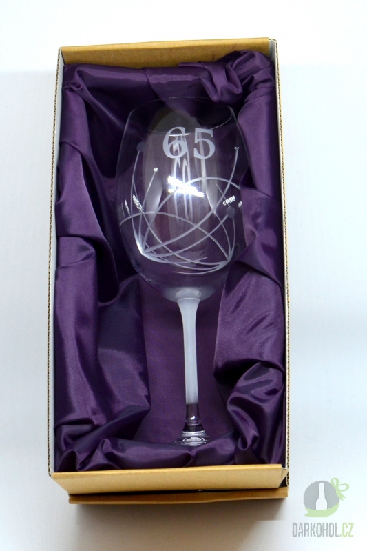 Pískované sklo - Pískovaná sklenice na víno - 65 let s kamínky