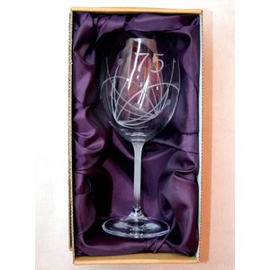 Pískovaná sklenice na víno - 75 let s kamínky