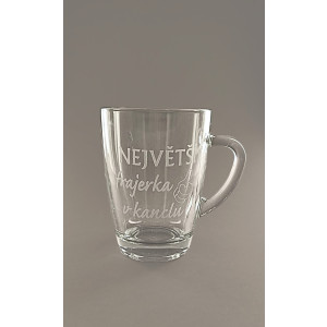 Pískovaný hrnek „Frajerka v kanclu“