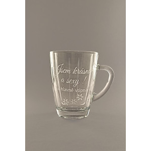 Pískovaný hrnek „Jsem krásná a sexy“