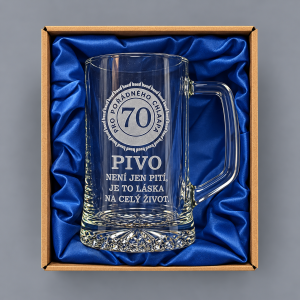 Pískovaný půllitr s uchem - 70 let Pivo není jen pití, je to láska na celý život
