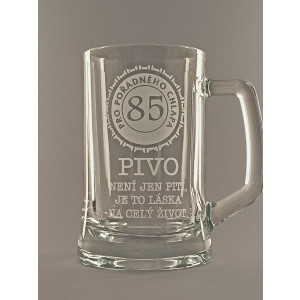 Pískovaný půllitr s uchem -  85 let Pivo není jen pití, je to láska na celý život