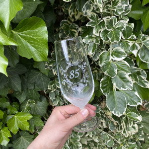 Pískovaná sklenice na pivo - 85 let s květinou