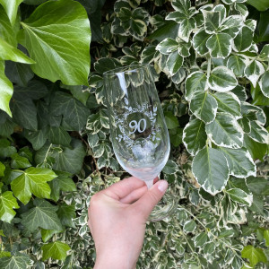 Pískovaná sklenice na pivo - 90 let s květinou