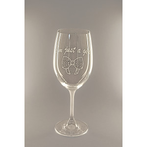 Pískovaná sklenice na víno – I’m just a girl